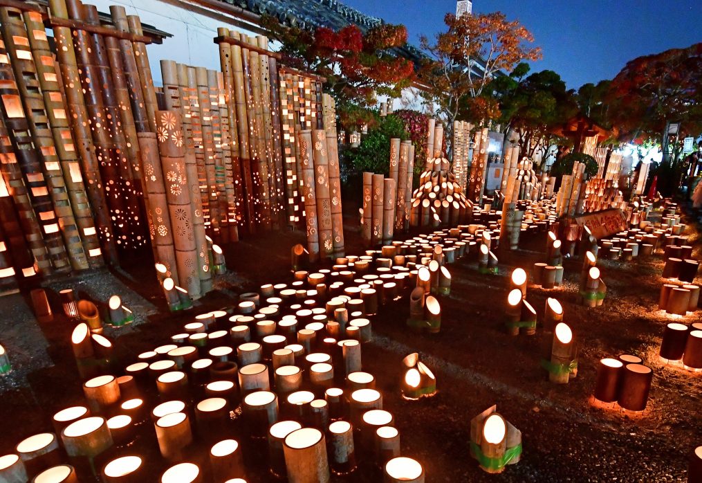Sennen Akari Festival: 20,000 bamboo lanterns emit warm glow in Hita City, Oita Prefecture
