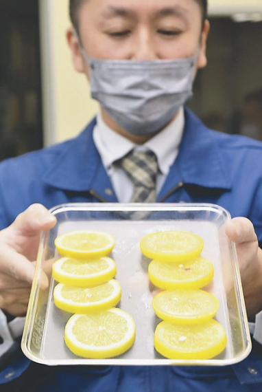 さらば皮の苦味・硬さ――レモン丸ごとおいしく　真空包装機で減圧　広島県が開発